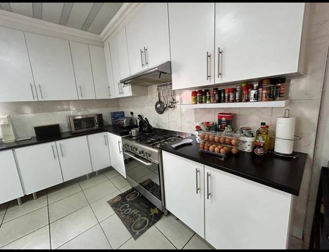 5 BEDROOM HOUSE FOR SALE IN SELECTION PARK